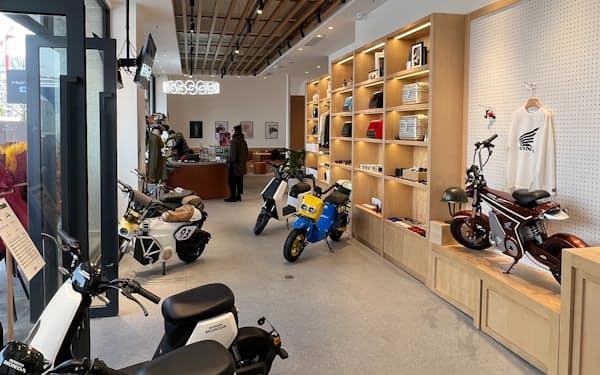 ホンダの電動自転車専門店には、カフェを併設した