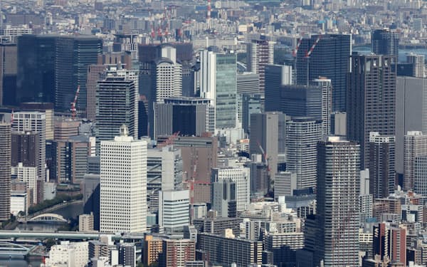 近畿地区の倒産件数は増加傾向（大阪市の高層ビル群）