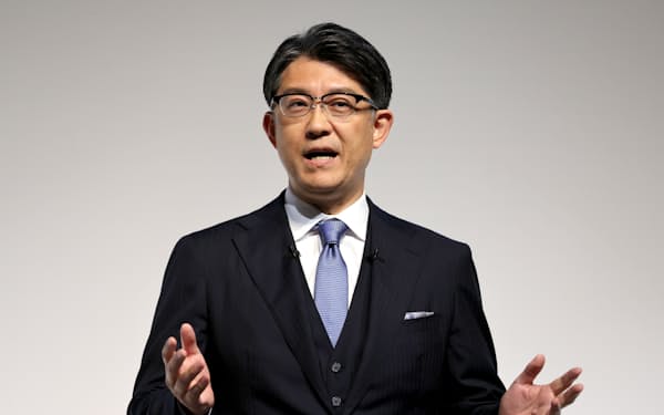 トヨタの佐藤社長は「EVは重要な選択肢の一つ。今後数年でラインアップを拡充する」と強調した（7日午後、東京都千代田区）