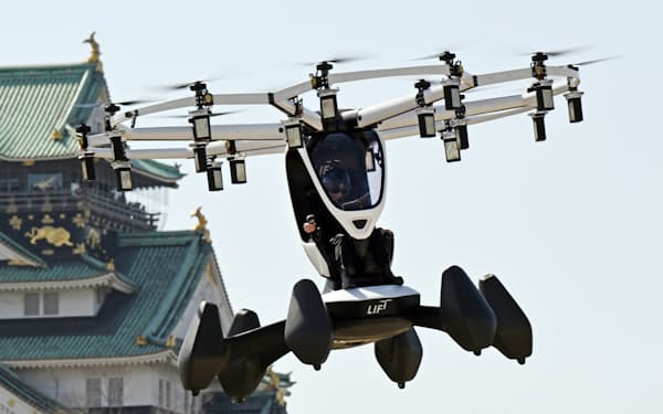 大阪城公園で実証飛行する米リフト・エアクラフト社製の「空飛ぶクルマ」（3月14日、大阪市）