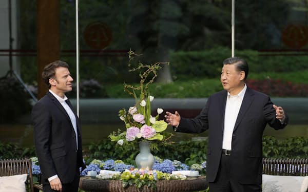 7日、中国広東省広州の公邸でフランスのマクロン大統領（左）と言葉を交わす中国の習近平国家主席＝AP