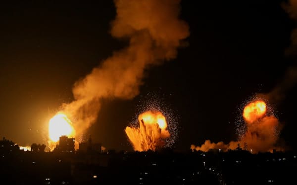 7日、イスラエル軍はパレスチナ自治区ガザを空爆した＝ロイター