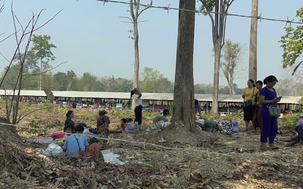 国境を越えてタイ側に逃れたミャンマーの避難民ら（6日、タイ・ターク県）＝AP