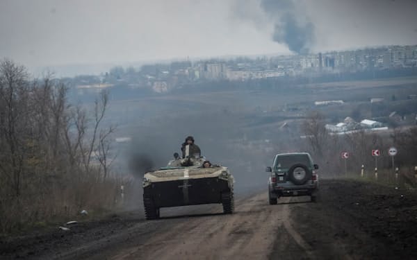 ロシアの攻撃が続く中、要衝バフムト近くで歩兵戦闘車に乗るウクライナ軍兵士たち（6日、ウクライナ東部ドネツク州）=ロイター