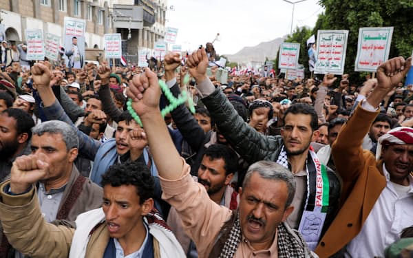 イエメン首都サヌアでデモ行進する親イラン武装組織フーシ派の支持者ら（3月26日）＝ロイター