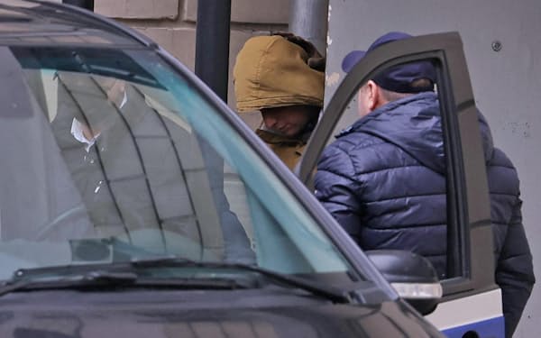裁判所から出る米紙ウォール・ストリート・ジャーナルのエバン・ゲルシコビッチ記者（右から2人目、3月30日、モスクワ）＝共同