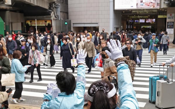 候補者の街頭演説で支持を訴える運動員（8日午前、大阪市北区）＝一部画像処理しています