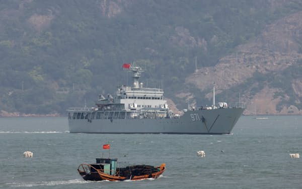 8日、台湾の実効支配下にある馬祖島にほど近い中国福建省の海域を航行する中国戦艦＝ロイター