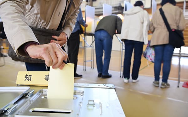 神奈川県知事選で投票する有権者（9日、横浜市港北区）