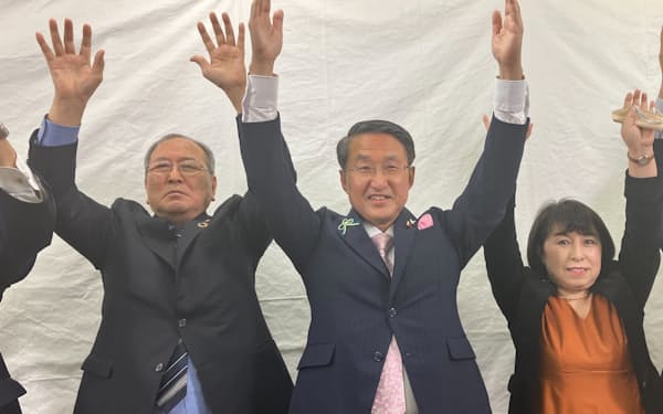 鳥取県では初の５期目当選を果たした平井氏（中央、９日）