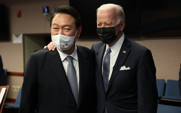 訪韓したバイデン米大統領（右）と在韓米軍基地を訪れた尹錫悦大統領（2022年5月）＝韓国大統領府提供
