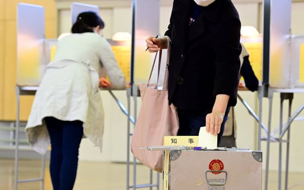 神奈川県知事選で投票する有権者（9日、横浜市港北区）