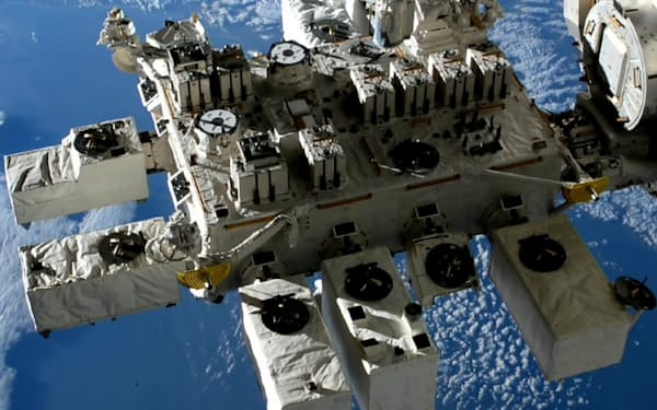 ISSの日本実験棟「きぼう」の船外に銅板などを設置する(提供：JAXA/NASA)