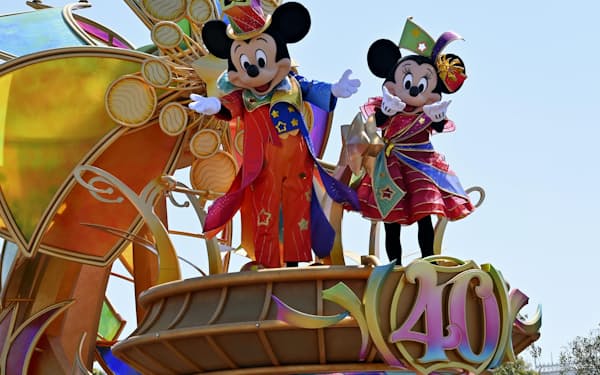 東京ディズニーランドの新パレードに登場したミッキーマウス（左）とミニーマウス（10日午前、千葉県浦安市）＝共同