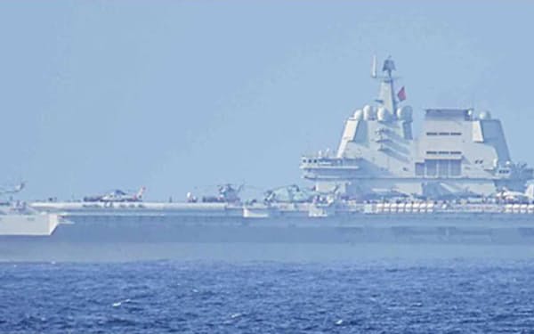 中国海軍の空母「山東」＝防衛省統合幕僚監部提供・共同