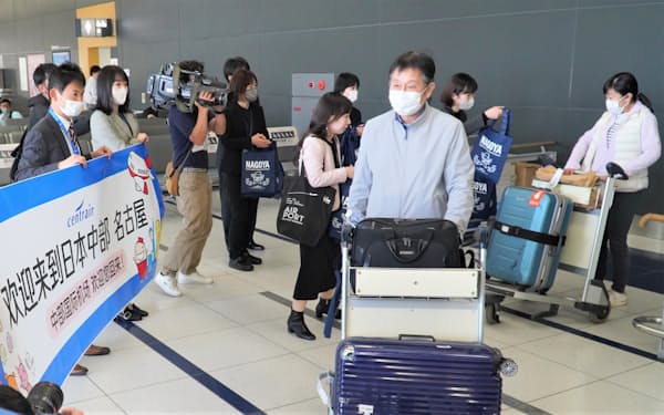 天津航空の再開初便で到着した乗客ら（10日、中部国際空港）