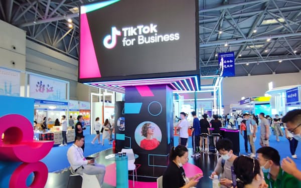 ティックトックの利用者増で中国企業も商機を狙う（重慶市内の展示会）