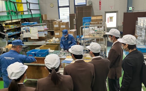 熊本県大津町の高校生たちは地元の半導体関連企業を見学した（３月、テクノフレックス熊本工場）