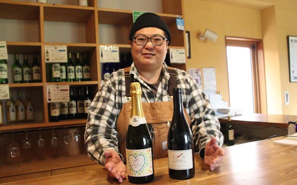 「Ｉ’ｍ（アイム）」シリーズのワインを紹介する奥利根ワイン代表の金井圭太さん（群馬県昭和村）