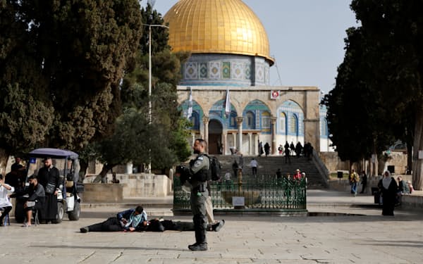 エルサレムのイスラム教聖地での衝突でイスラエルとパレスチナの緊張が高まった（９日）＝ロイター