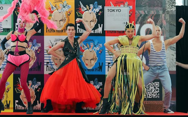 ５〜６月に東京と大阪で公演予定のミュージカル「ファッション・フリーク・ショー」の一部が披露され、ゴルチエさんの手がけた衣装が舞台を彩った（東京都千代田区）