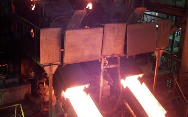室蘭製作所には材料を連続的に鋳型に注ぎ続けて鋳型内で急速冷却する設備がある
