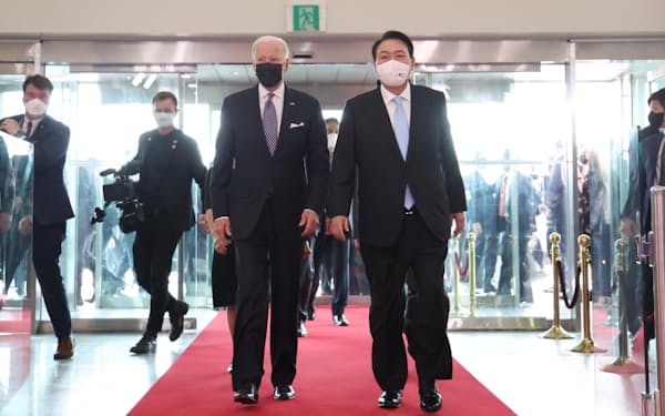 韓国大統領府を訪れるバイデン米大統領（左）と尹錫悦韓国大統領（2022年5月、ソウル）＝韓国大統領府提供