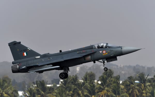 インドは国産戦闘機「テジャス」の海外への売り込みも図っている（2021年、南部ベンガルールの航空ショー）＝ロイター