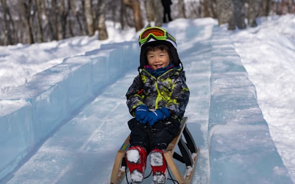 氷の滑り台を設置するなど、スキー・スノーボード以外の来場者も楽しめるよう工夫（長野県白馬村）