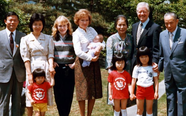カーター家と吉田家の記念撮影（左端が筆者、後列右端が忠雄氏、２人目がカーター氏、1984年）