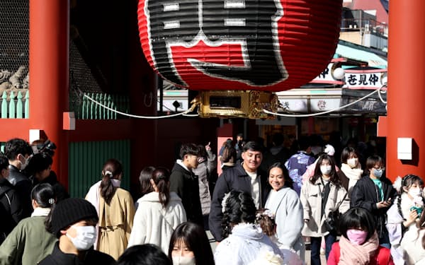 外国人観光客らでにぎわう東京・浅草の雷門前（２月）