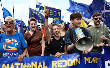 EU離脱を決めた国民投票から10年の節目を迎えた英国では「再加盟すべきだ」とのデモが展開されている=ロイター