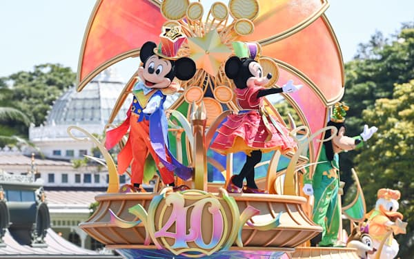 東京ディズニーリゾートの開園40周年を記念したパレード「ディズニー・ハーモニー・イン・カラー」（10日、千葉県浦安市）