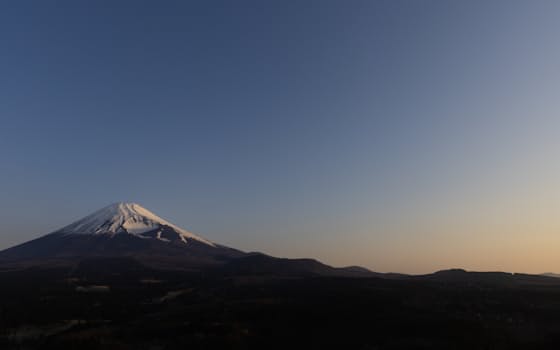 朝の光に浮かび上がる富士山（静岡県裾野市の十里木高原から）
