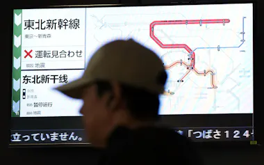 地震の影響で東北新幹線が運転見合わせとなったことを知らせるJR東京駅のモニター(25日午前9時6分)=共同