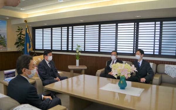 静岡県庁を訪れたＪＲ東海トップと出迎えた川勝知事（左から２人目、12日）