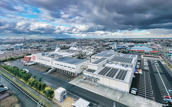 カニカマを生産する一正蒲鉾の新工場（写真右）。屋上には太陽光発電パネルを設置した
