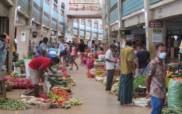 スリランカは事実上の債務不履行に陥っている（コロンボの市場）