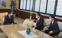 川勝知事㊧と会談するJR東海の金子会長㊥と丹羽社長(代表撮影)