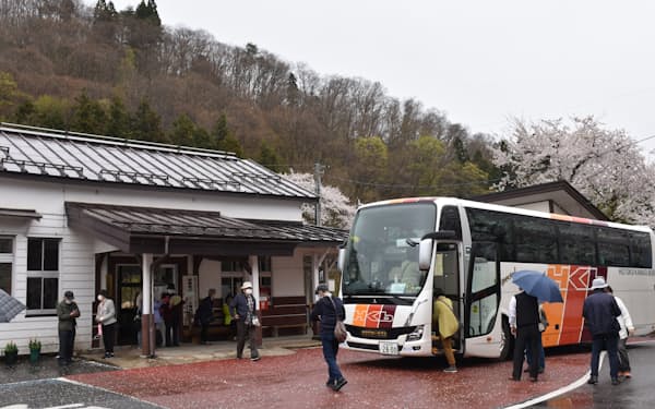 会津柳津駅には大型バスが乗り付ける。観光客は只見線の乗降地点として利用する（12日、福島県柳津町）　