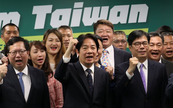 民進党が頼氏（写真中央）を次期総統選の公認候補に選出した（12日、台北市）