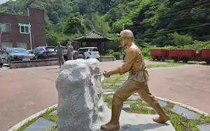 山の麓の公園にある鉱山の歴史を物語るオブジェ(6月、韓国・寧越郡) 山の麓の公園にある鉱山の歴史を物語るオブジェ(6月、韓国・寧越郡)