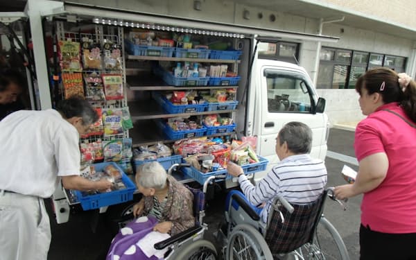 高齢者にとって移動スーパーでの買い物は楽しみのひとつ（フジのおまかせくんの様子、松山市）