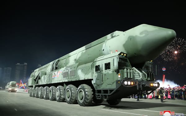 2月の軍事パレードで公開された大陸間弾道ミサイル。固体燃料型の可能性が指摘される＝朝鮮通信
