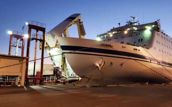 海上輸送での連携が進む（名古屋港で貨物を積み込むトラック）