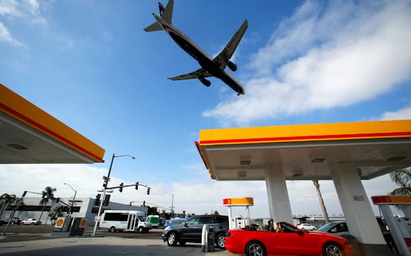 3月はガソリン価格が11.7％下がった＝ロイター