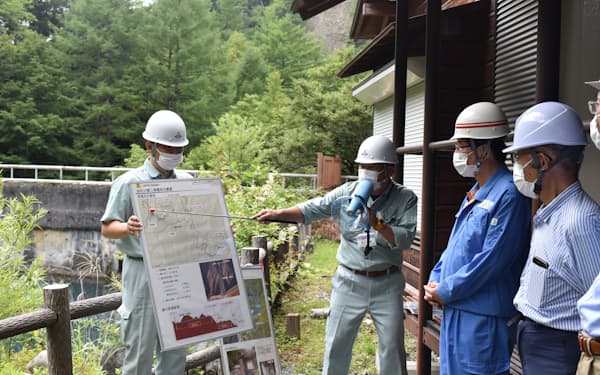 田代ダムを視察する静岡県の川勝平太知事（22年）