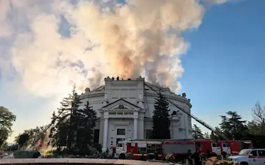 ウクライナのドローン攻撃で被害を受けたセバストポリの建物(10日、クリミア半島)=セバストポリ市長のテレグラムチャンネルから・AP