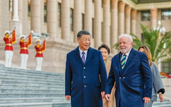 歓迎式典でのルラ大統領㊨と習主席（14日、北京）＝ロイター