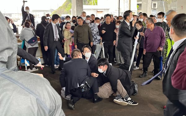 岸田首相の演説会場に発煙筒のようなものが投げ込まれ、突然の犯人逮捕劇に周囲は騒然となった（15日、和歌山市）